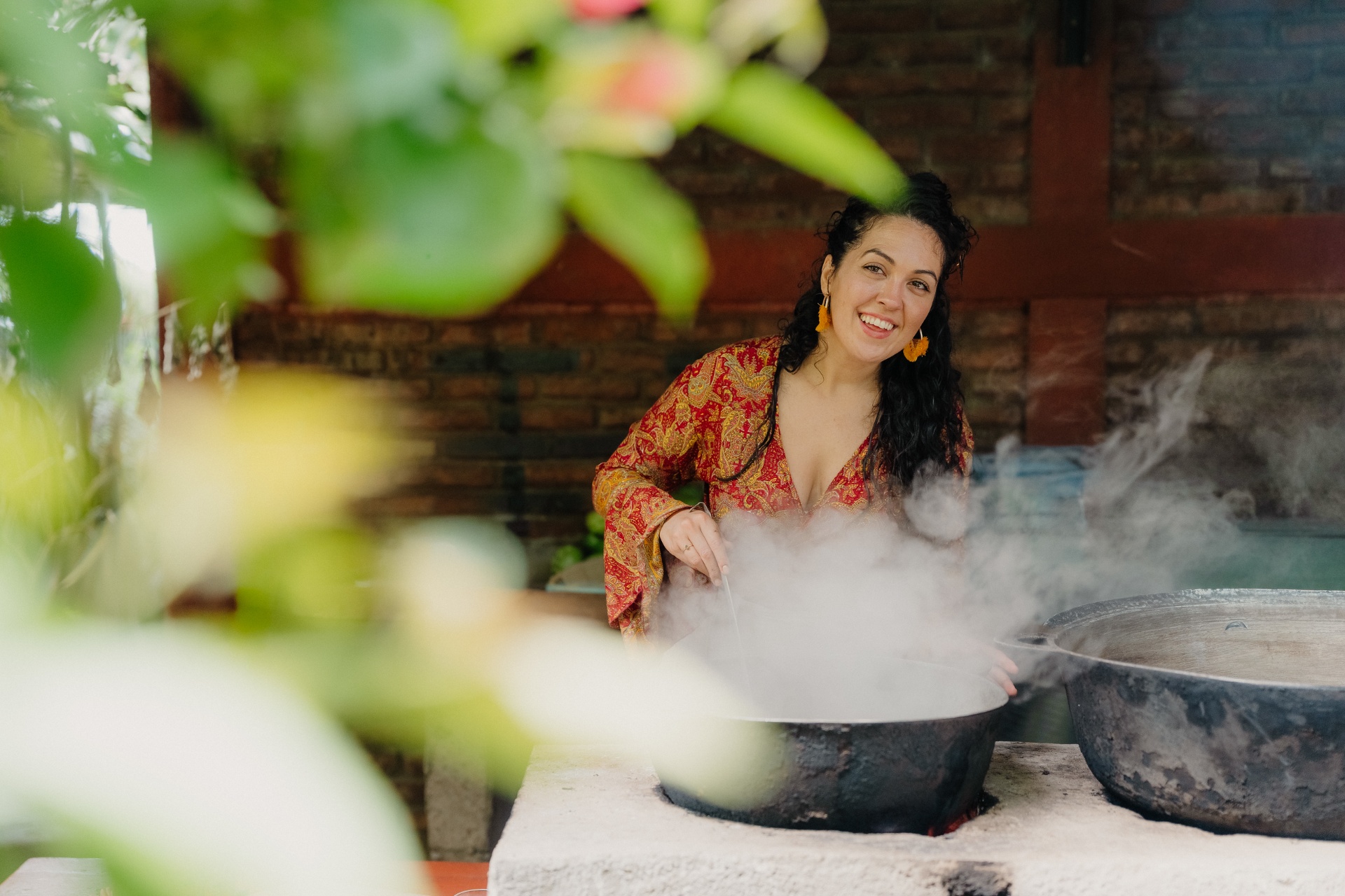 Mujer en ceremonia de cacao