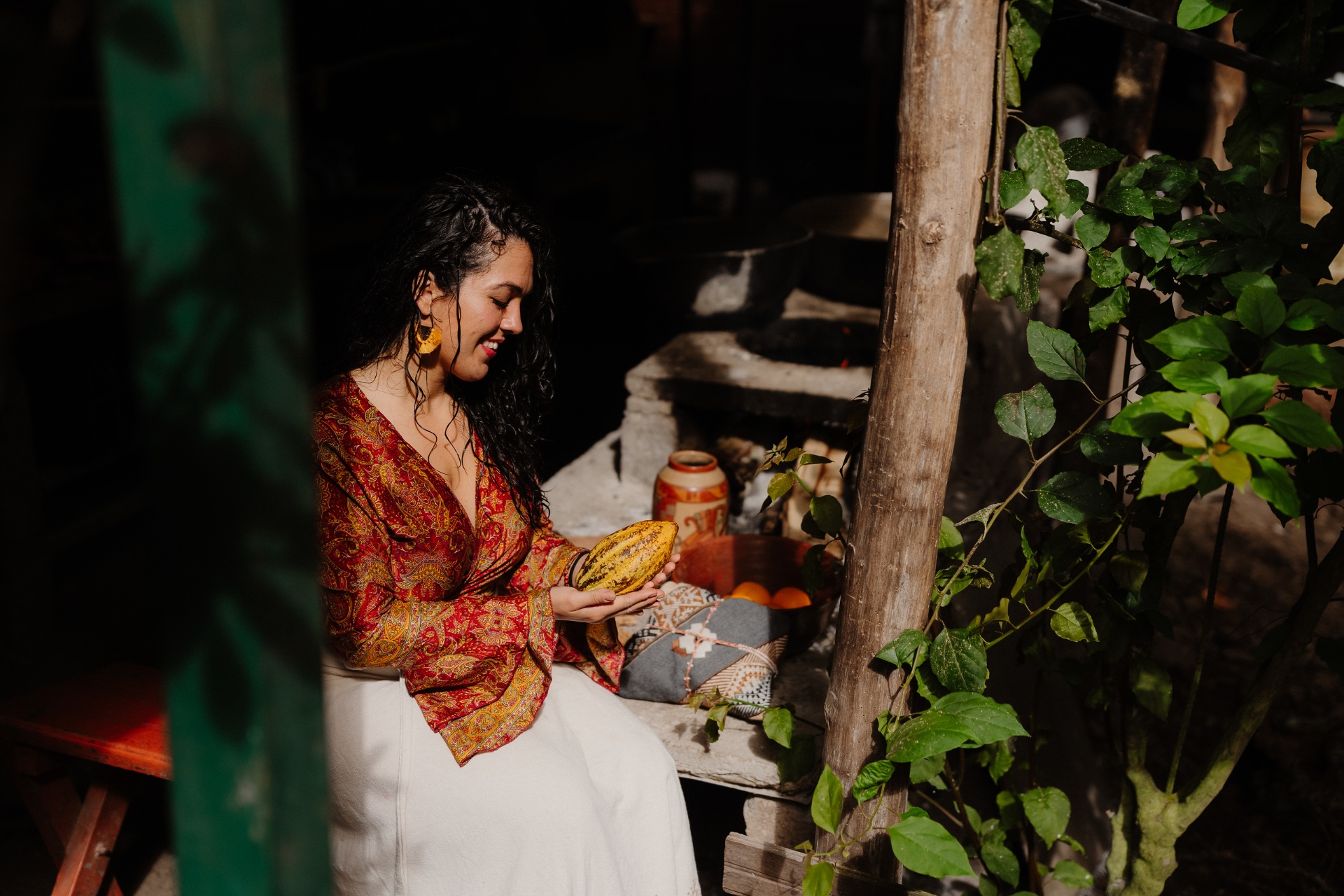 Mujer en introspección con cacao